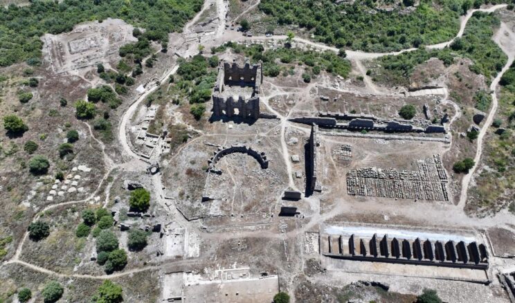 Aspendos’un 2 bin yıllık “tiyatro caddesi” gün yüzüne çıkarıldı