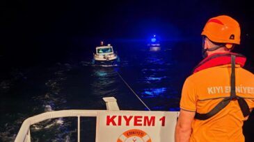 Çanakkale Boğazı’nda arızalanıp sürüklenen tekne kurtarıldı