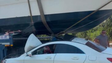 İzmir’de seyir halindeki otomobil tekneye çarptı