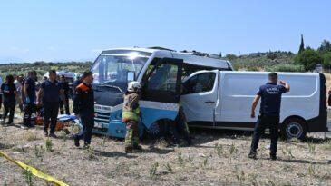 Manisa’da midibüsle panelvan çarpıştı: 1 ölü, 10 yaralı