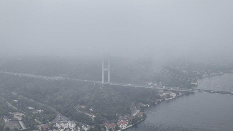 İstanbul Boğazı’nı yoğun sis kapladı