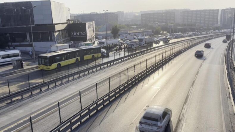 Küçükçekmece D-100’de otomobil, İETT otobüsüne çarptı: 3 ölü