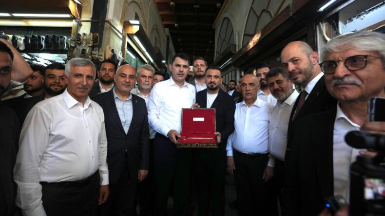 Kapalıçarşı esnafı çarşının sembolik anahtarını Murat Kurum’a hediye etti