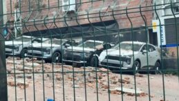 Kağıthane’de duvar çöktü: 12 sıfır kilometre araç hasar gördü