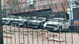 Kağıthane’de duvar çöktü: 12 sıfır kilometre araç hasar gördü