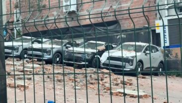 Kağıthane’de duvar çöktü: 12 sıfır kilometre araç hasar gördü